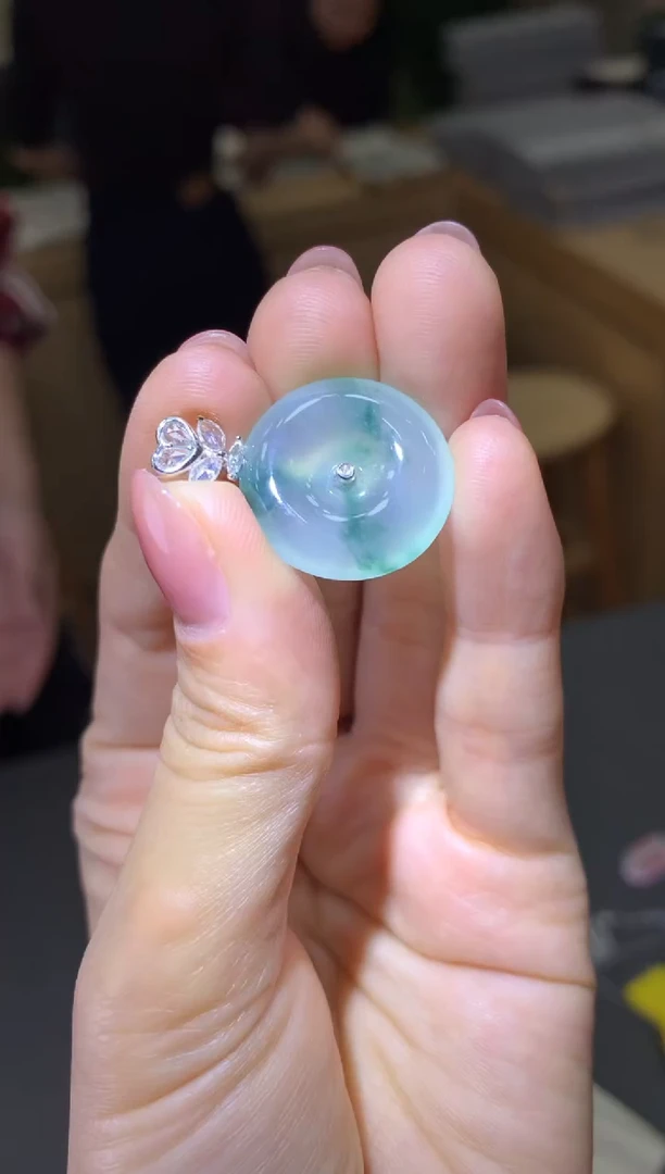 颈饰18K金镶嵌翡翠|不退不换