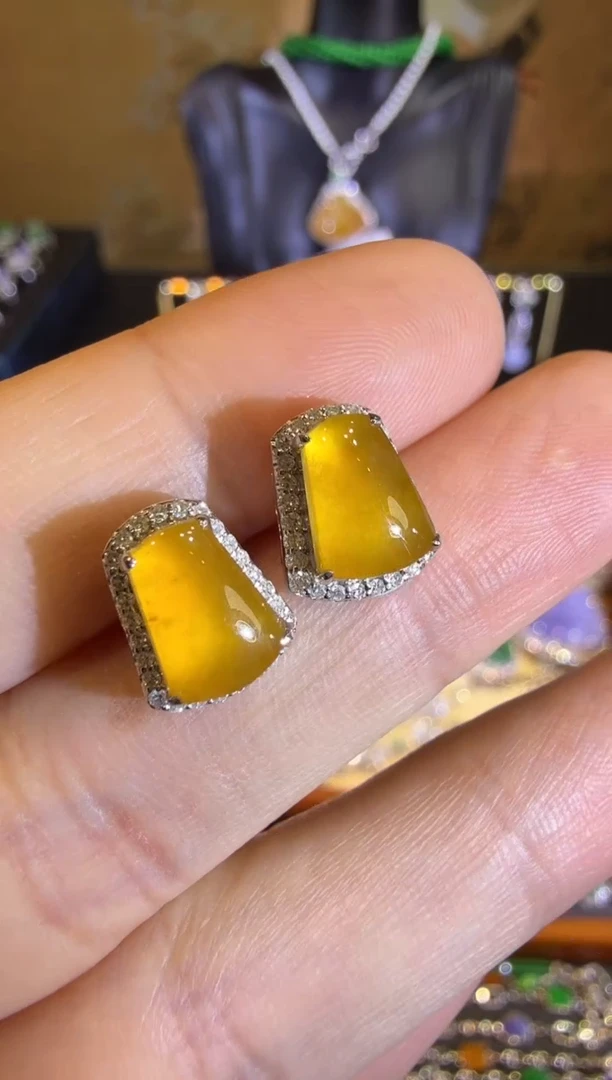 【闪购商品】翡翠耳饰18K金镶嵌冰糖黄无事牌耳钉