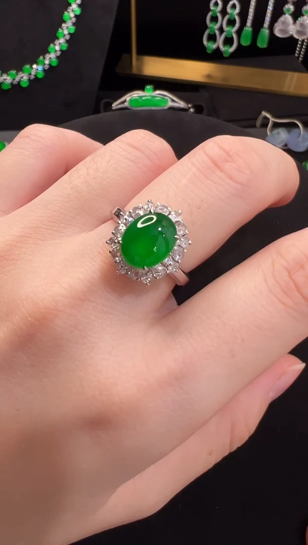 18K金镶嵌戒指翡翠高冰正阳绿蛋面戒指