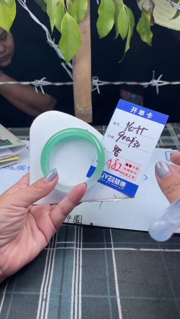 无非金属缅区原矿手镯手工艺现场