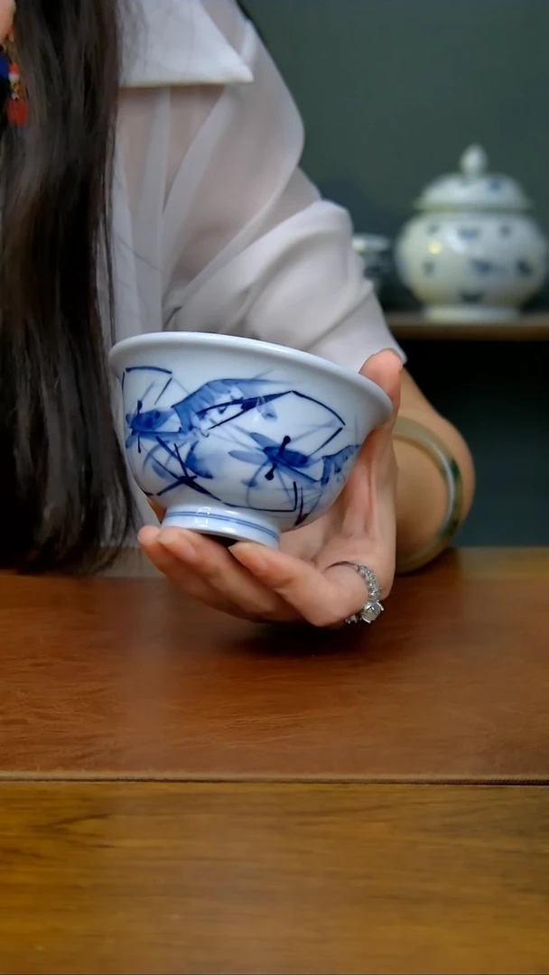 陶瓷写意虾趣压手杯