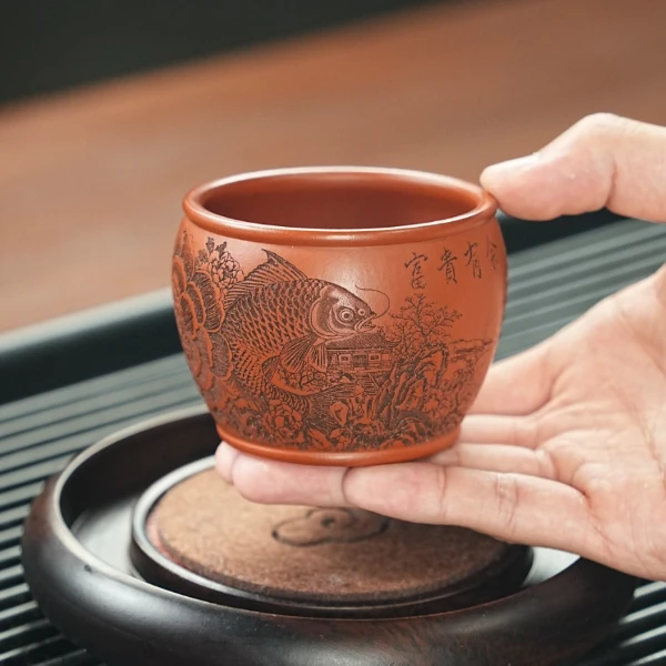 宜兴原矿朱泥手工刻绘富贵有余紫砂主人杯 ZXJ