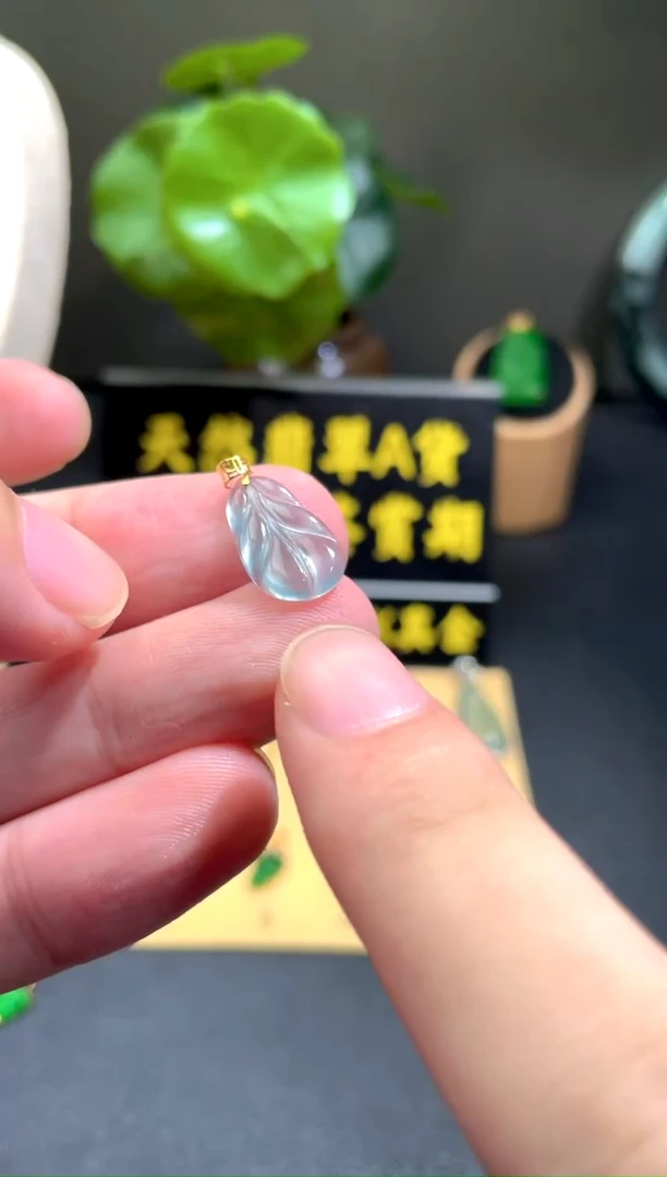 颈饰18K金镶嵌翡翠翡翠A货