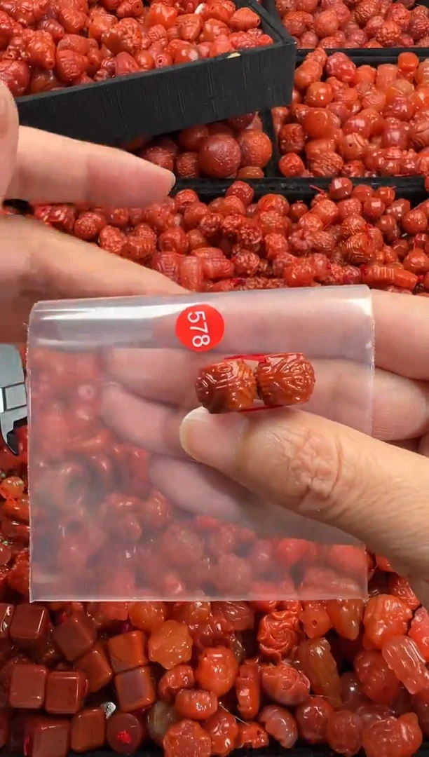 南红玛瑙未镶嵌颈饰1