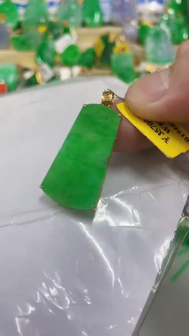 翡翠18K金镶嵌颈饰挂件