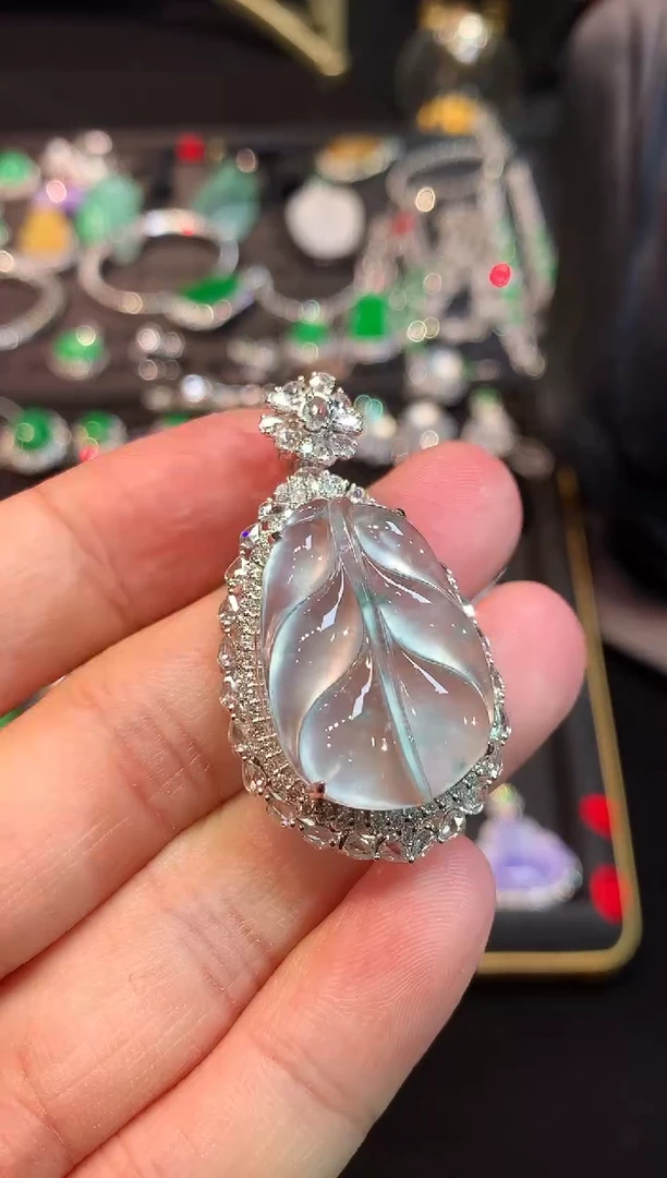 吊坠(赠链)18K金镶嵌翡翠玻璃种木纳雪花棉树叶吊坠