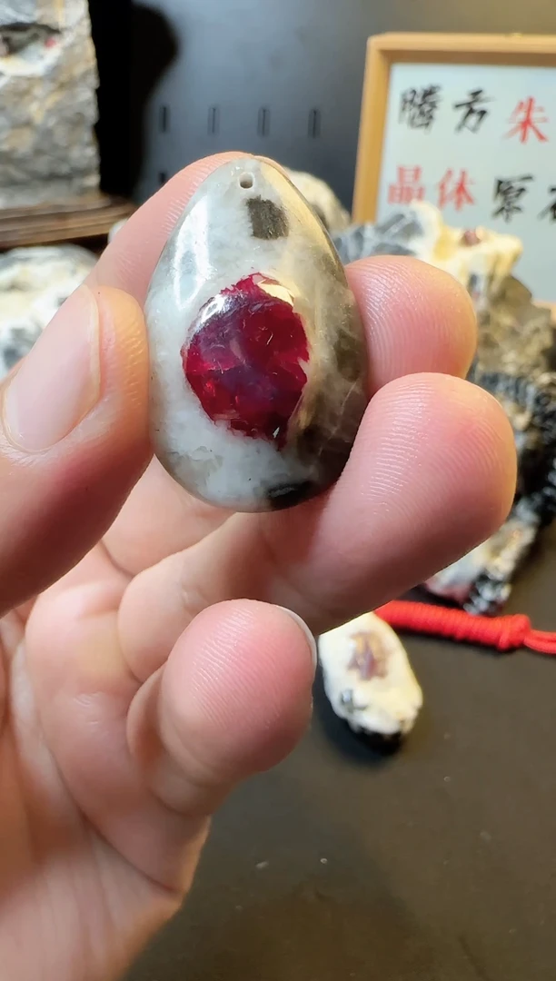 天然辰砂朱砂晶体原石随形挂件