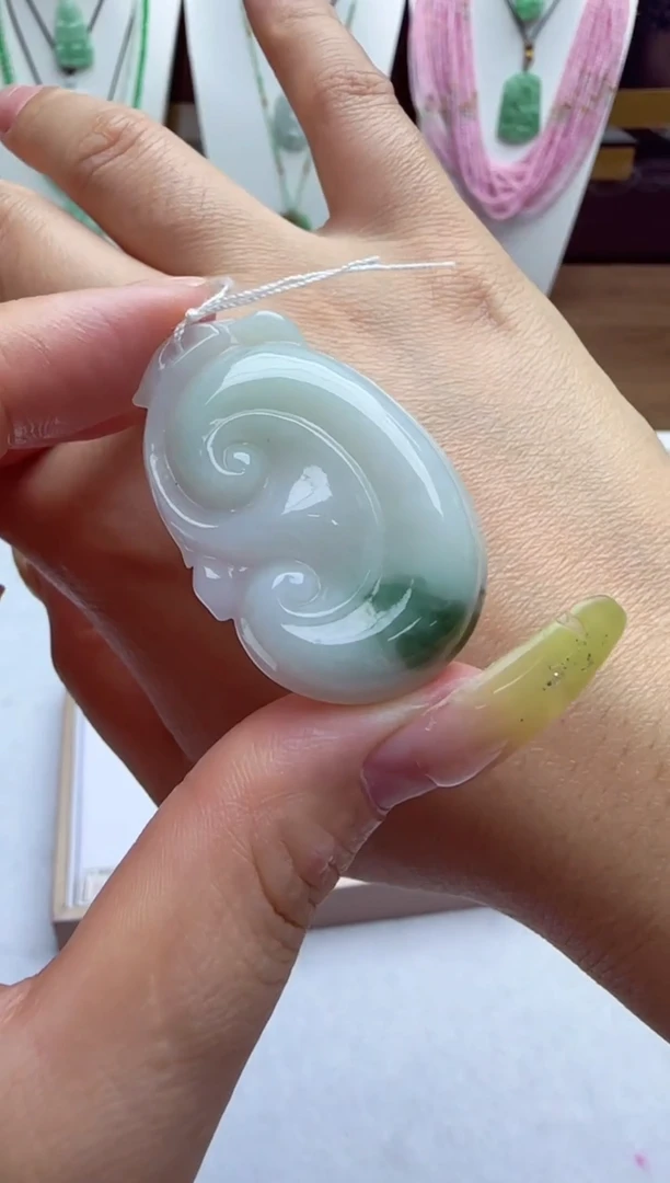 翡翠未镶嵌颈饰多样性发其一