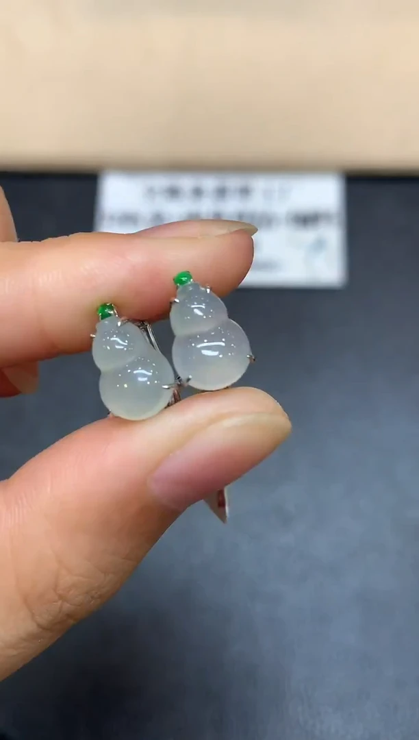 18K金镶嵌翡翠耳饰葫芦【无服务费