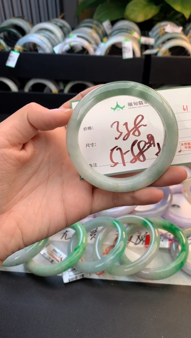 未镶嵌定制翡翠毛货需精细抛光+多人