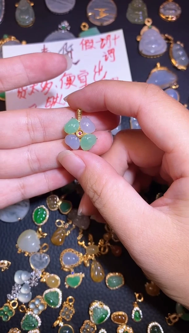 颈饰18K金镶嵌翡翠大****精天然a货翡翠