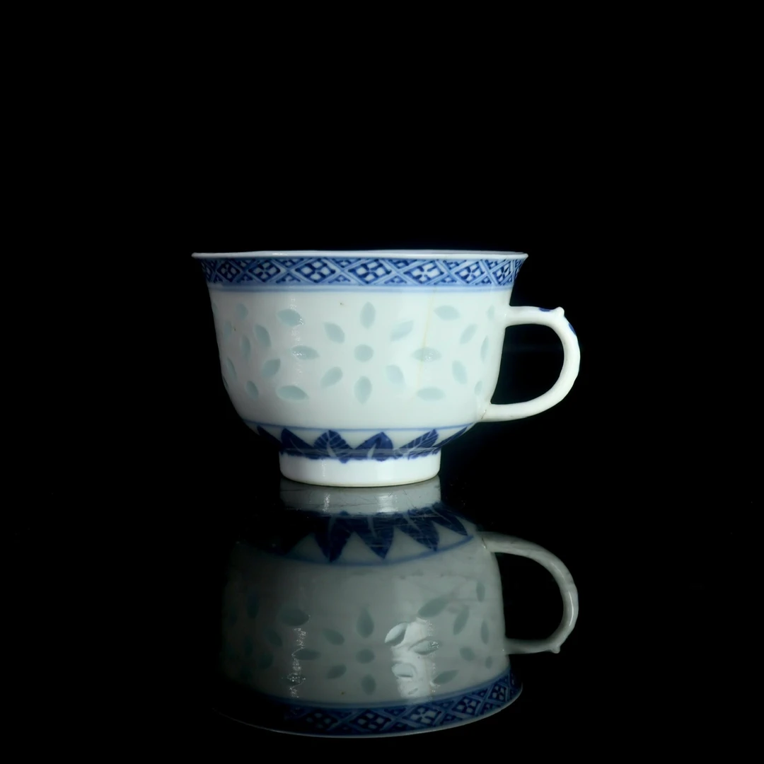 2: 清晚期青花玲珑团鹤纹把杯