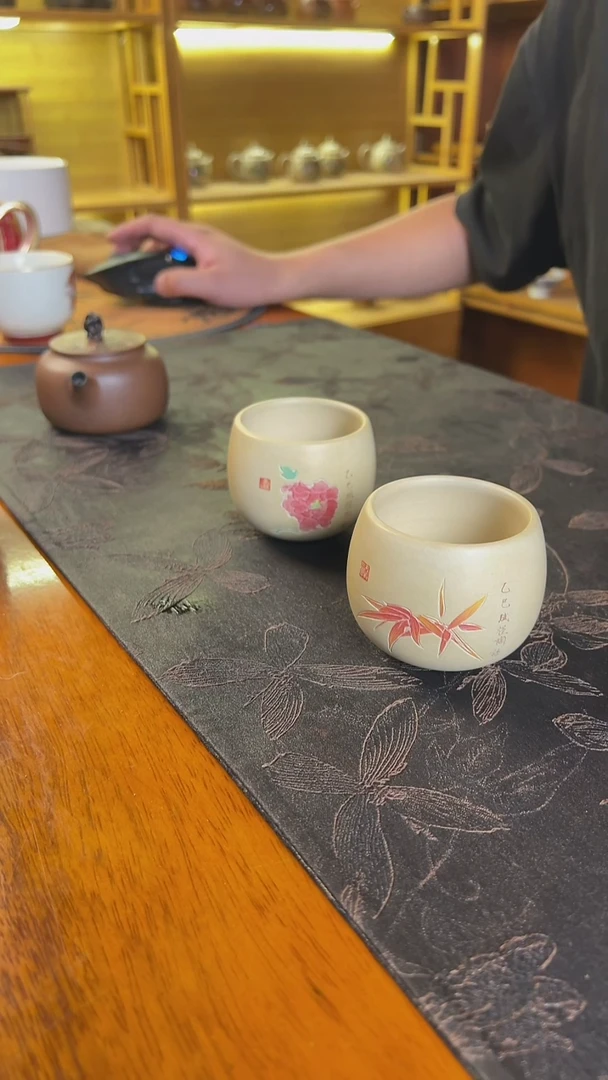 重*两只白泥杯子