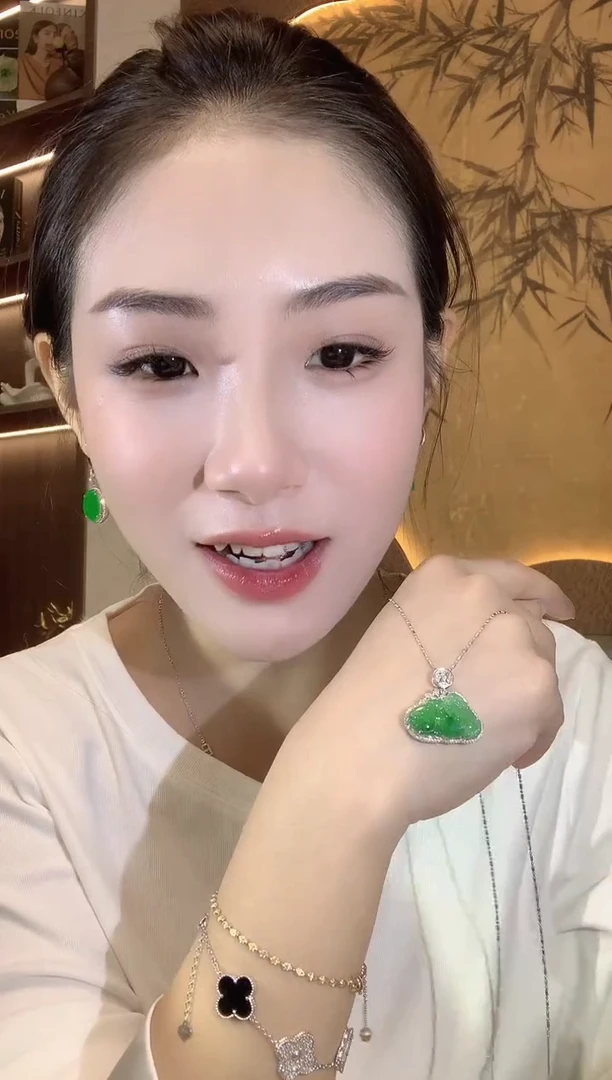 【闪购商品】翡翠吊坠(不含链)18K金镶嵌A18