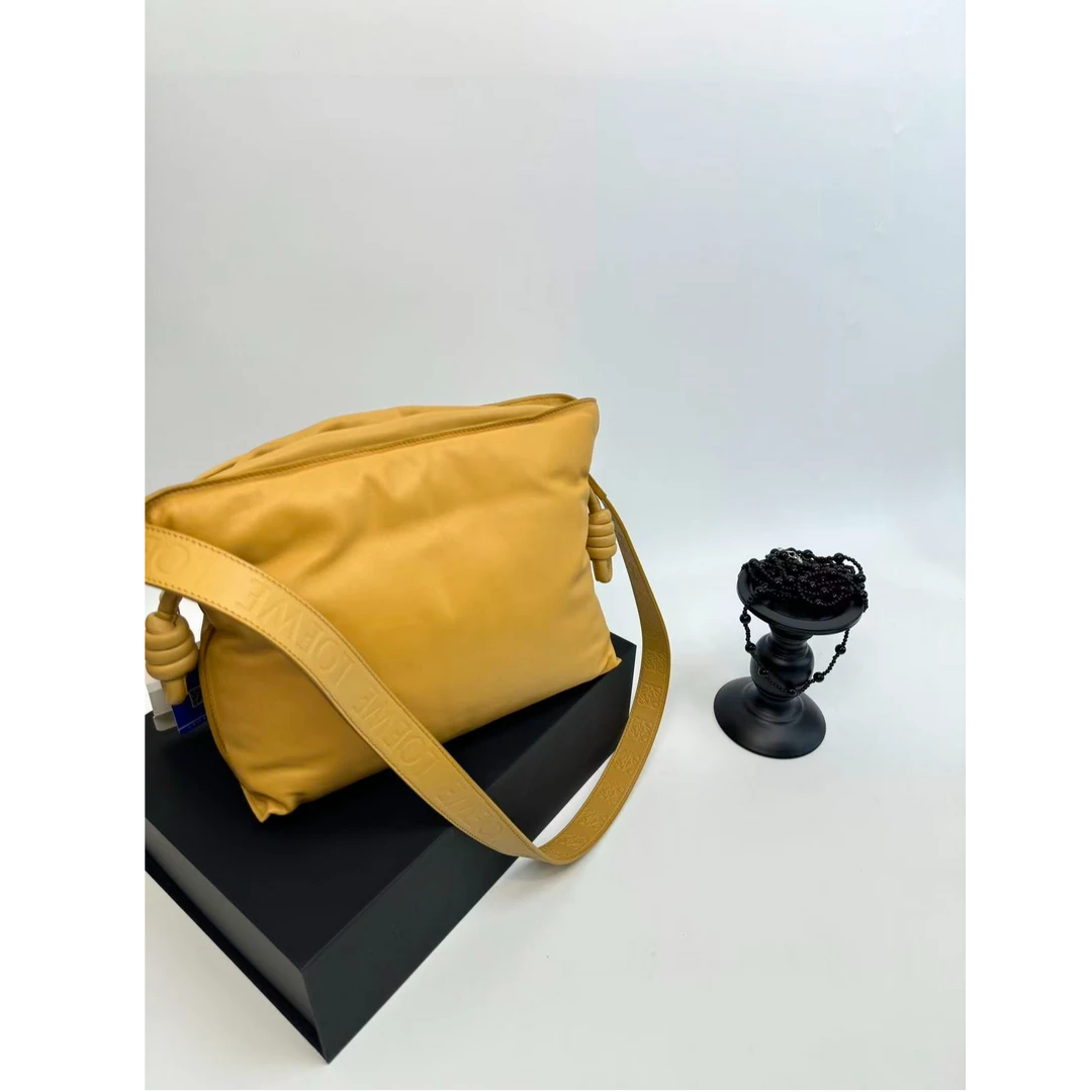 95新 LOEWE/罗意威 【小考拉】罗意威 姜黄色福袋泡芙斜挎包