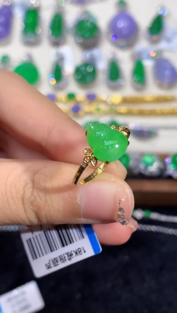 18K金镶嵌戒指翡翠多样性发其一