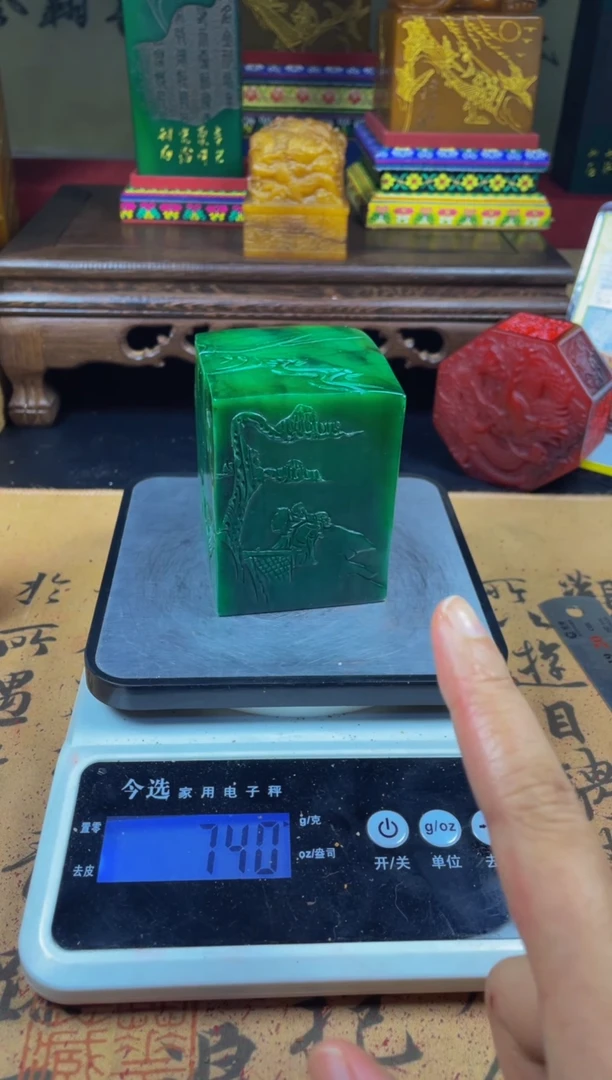寿山石印石绝绿薄意雕方墩印