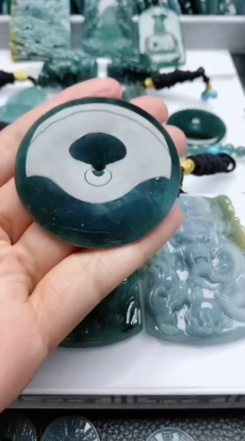 颈饰未镶嵌翡翠