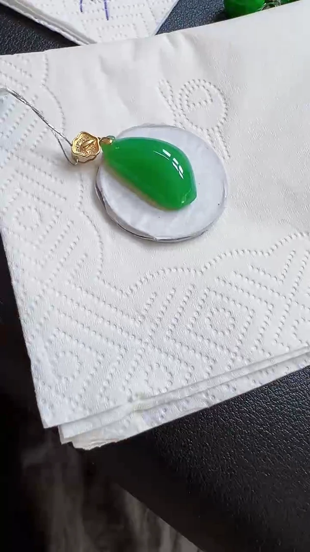 颈饰18K金镶嵌翡翠瓜