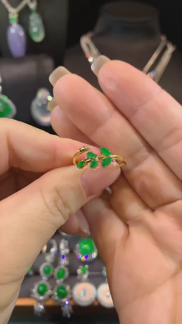 翡翠戒指18K金镶嵌戒指