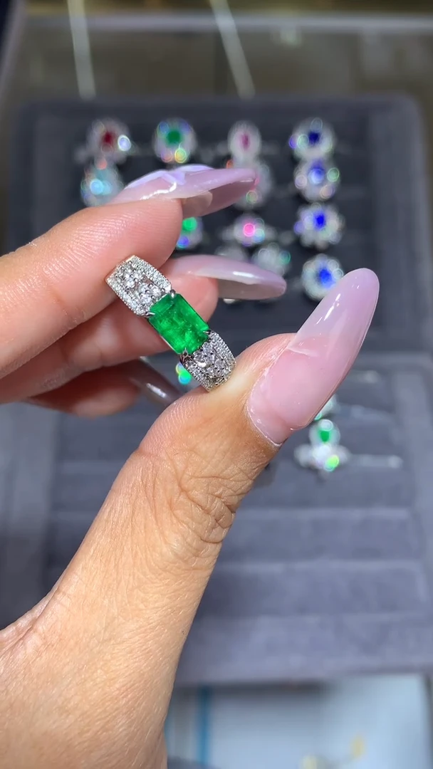 18K金镶嵌戒指祖母绿0.9CT