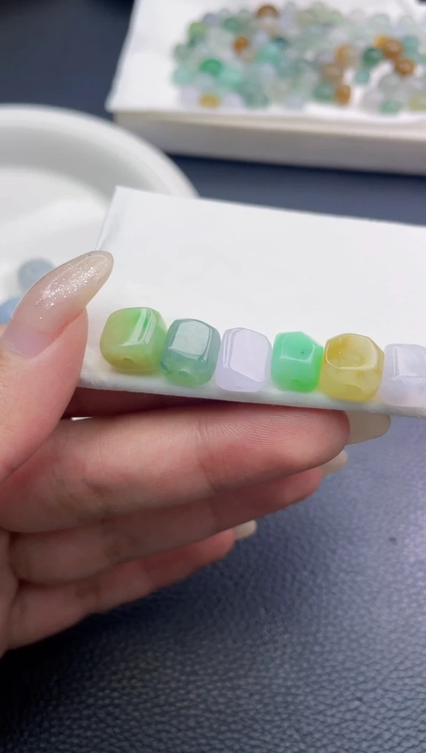 未镶嵌定制翡翠自*。珠子