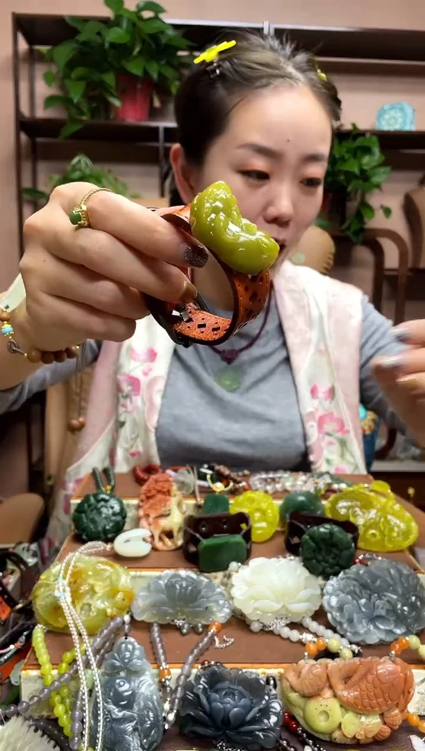 未镶嵌岫玉颈饰多样性发货发其中之一