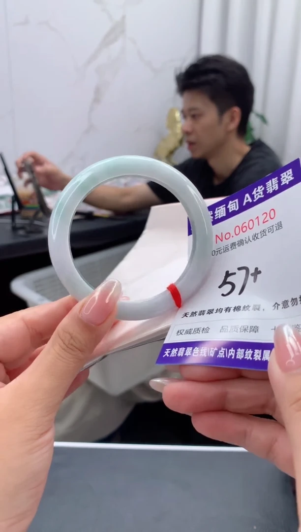 翡翠手镯未镶嵌有纹，完美者勿拍