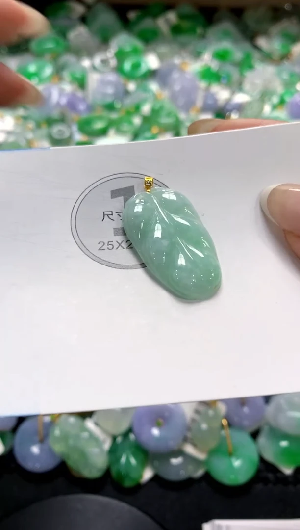 翡翠18K金镶嵌颈饰1111111111111111