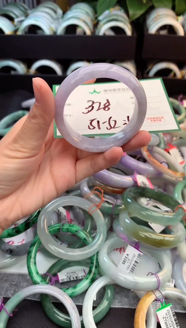 未镶嵌定制翡翠毛货需精细抛光+多人