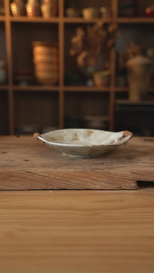 粉影系列的8英寸镂空双耳浅盘