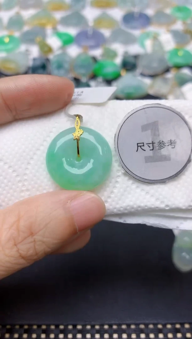 翡翠18K金镶嵌颈饰天然缅甸A货翡翠