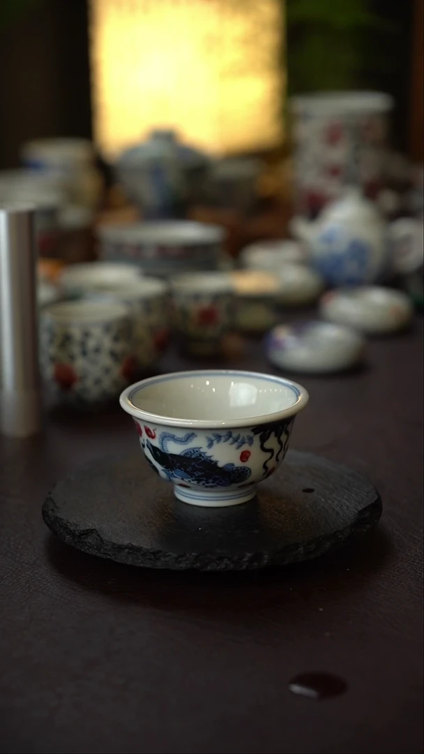 景德镇全手工手绘青花釉里红鱼藻纹压手杯