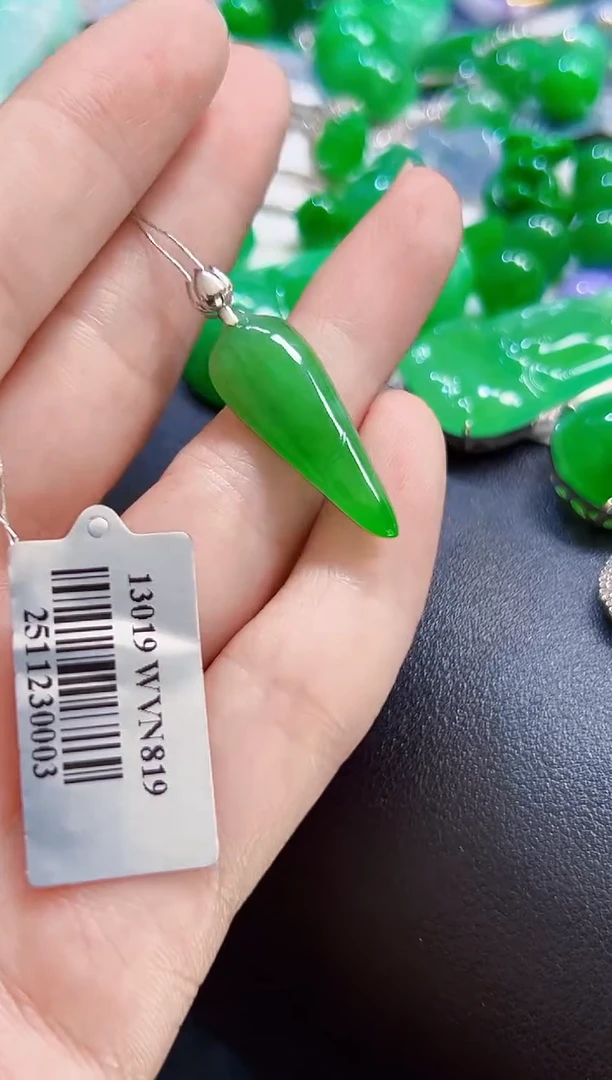 颈饰18K金镶嵌翡翠瓜