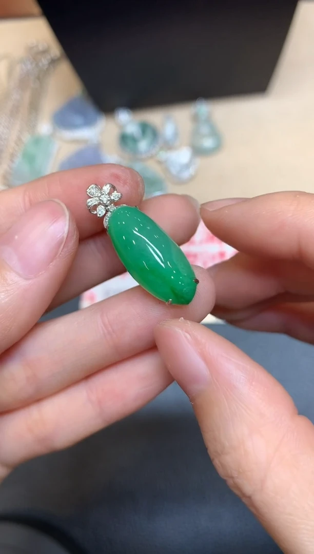 【闪购商品】翡翠吊坠(不含链)18K金镶嵌福瓜【无服务费