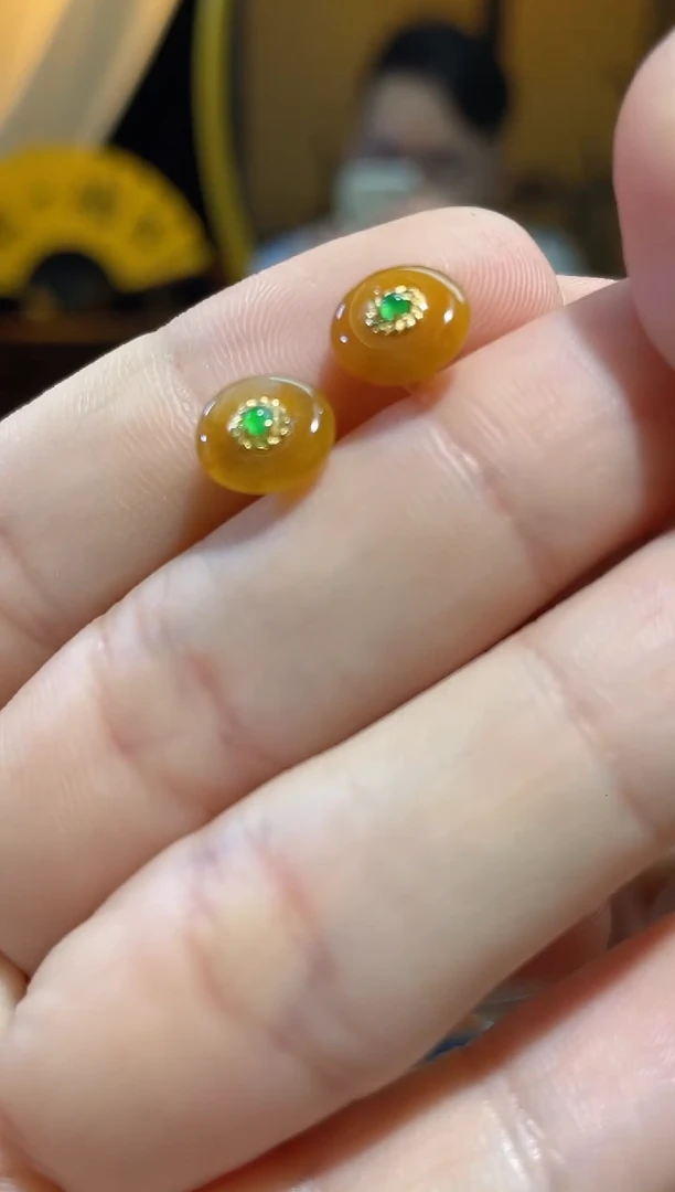 颈饰18K金镶嵌翡翠耳钉