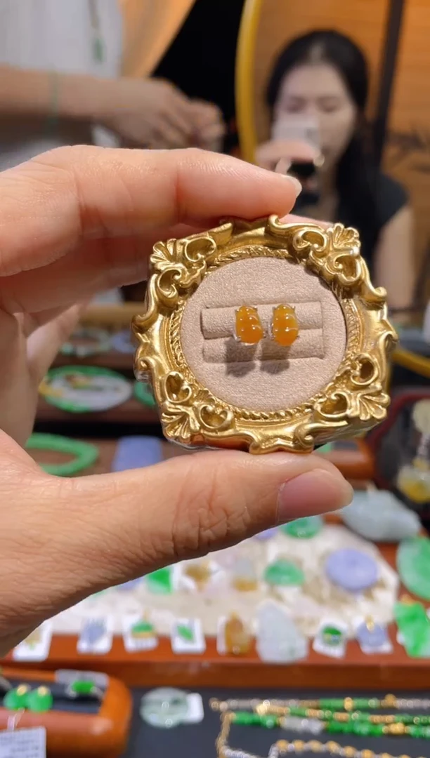颈饰未镶嵌翡翠耳钉