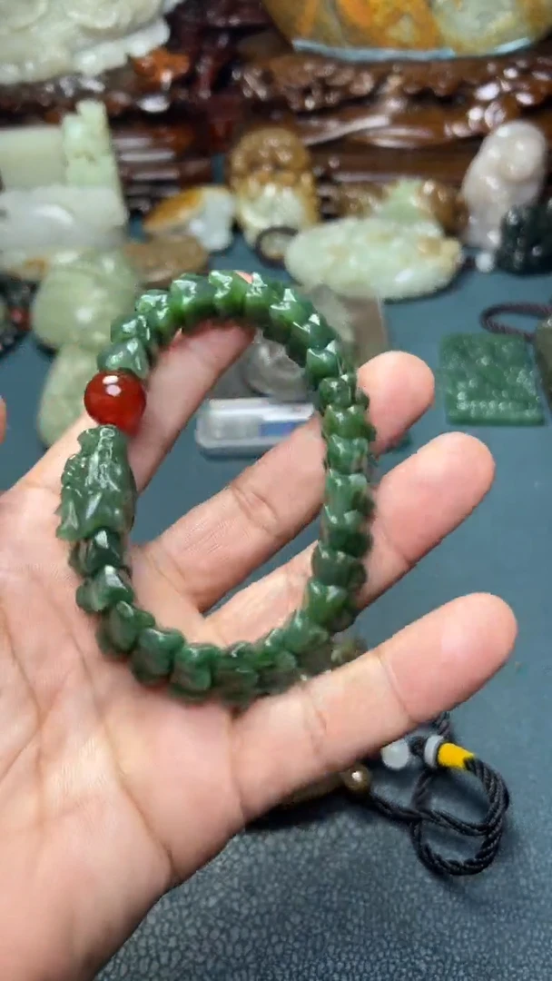 未镶嵌和田玉把件-