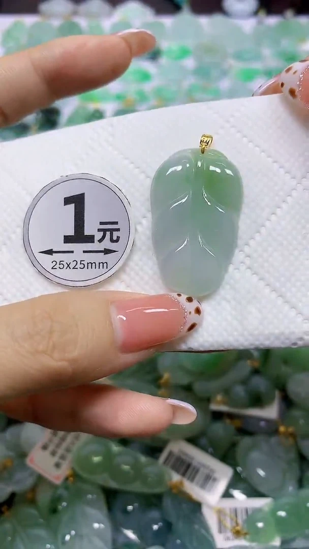 颈饰18K金镶嵌翡翠天然翡翠A货