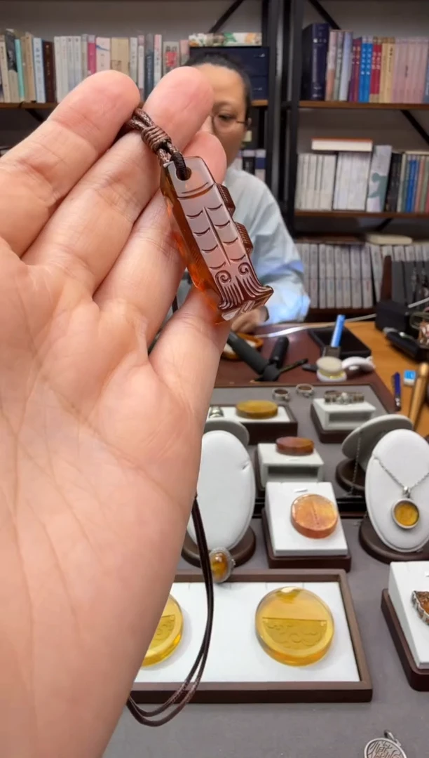 未镶嵌颈饰琥珀鱼形佩