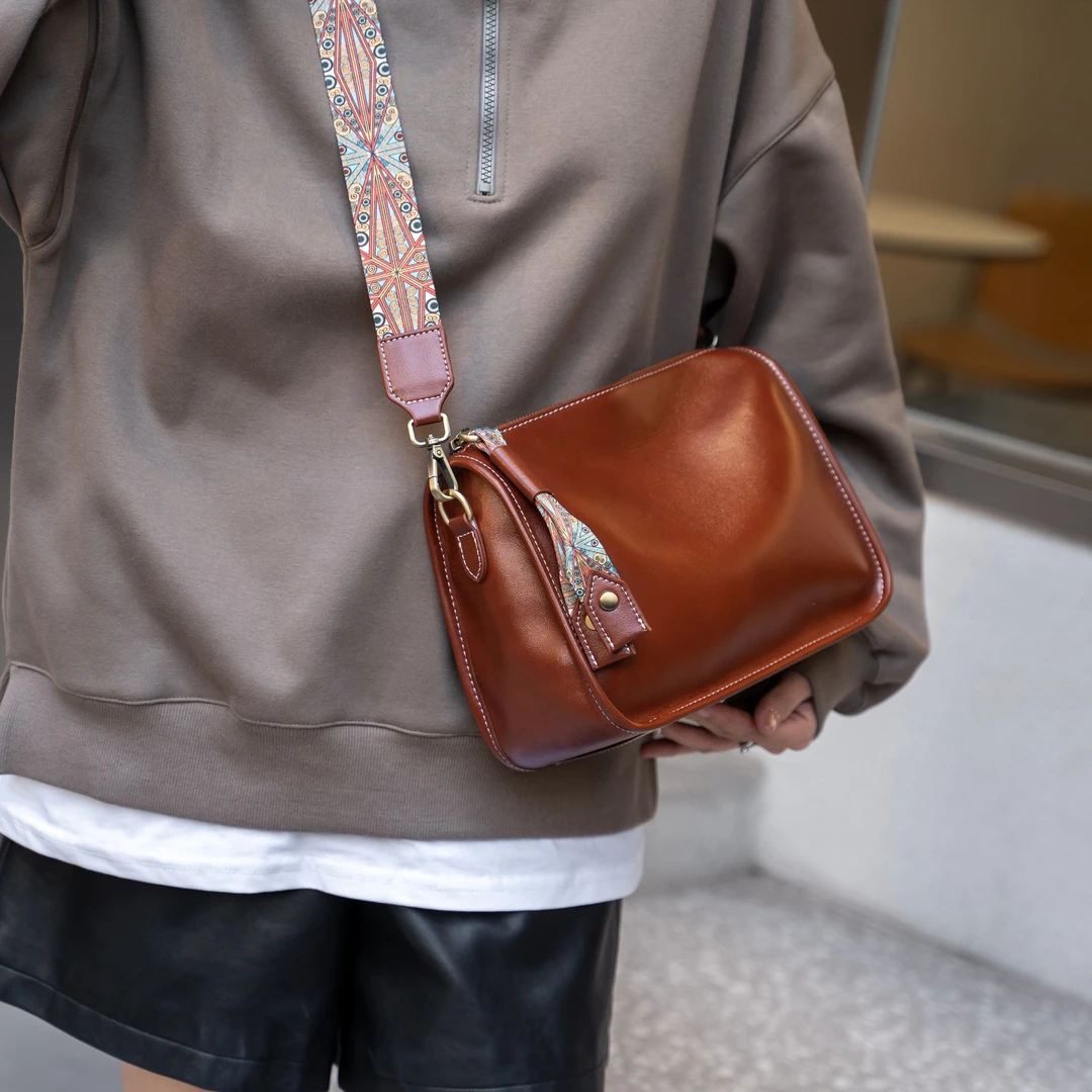 头层牛皮百搭女包单肩斜挎包简约女包拉链饺子包真皮款休闲小包包