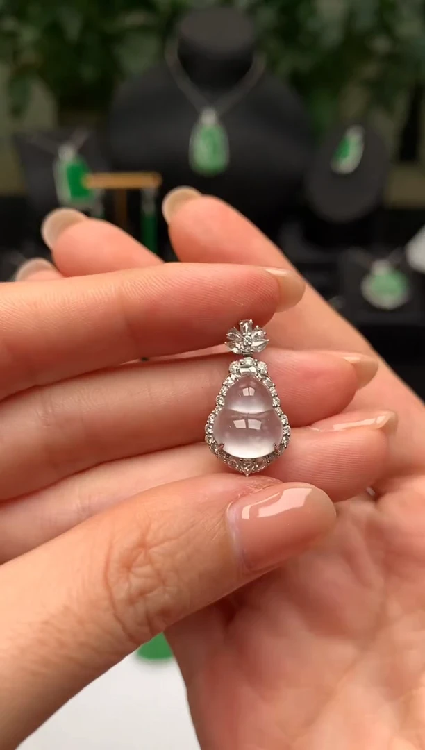 颈饰18K金镶嵌翡翠葫芦