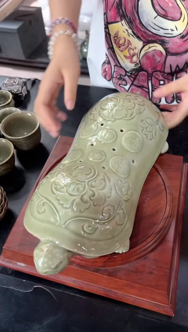 耀州窑瓷器长寿龟枕头