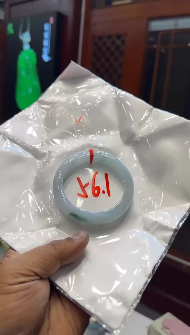 未镶嵌手镯翡翠手镯包容价