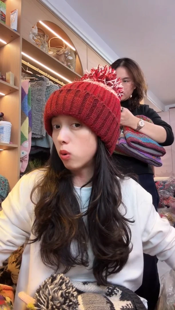 羊毛百羊毛新年红翻边单球帽