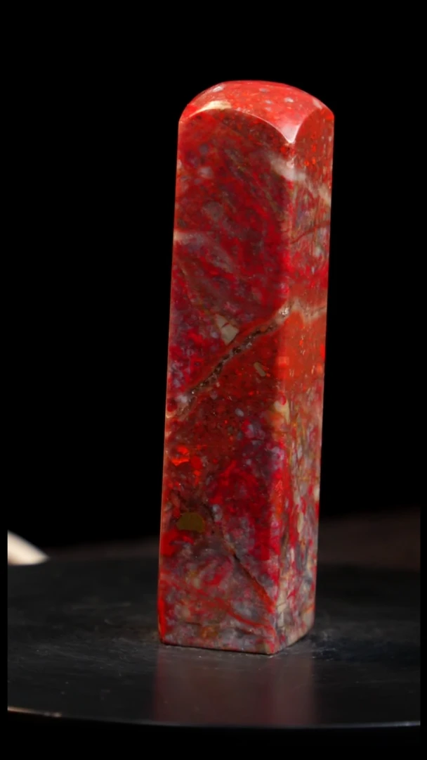 鸡血石瓷白鸡血石