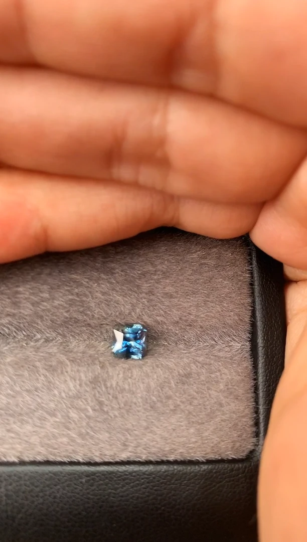 未镶嵌裸石定制蓝宝石枕型 色调 1ct+