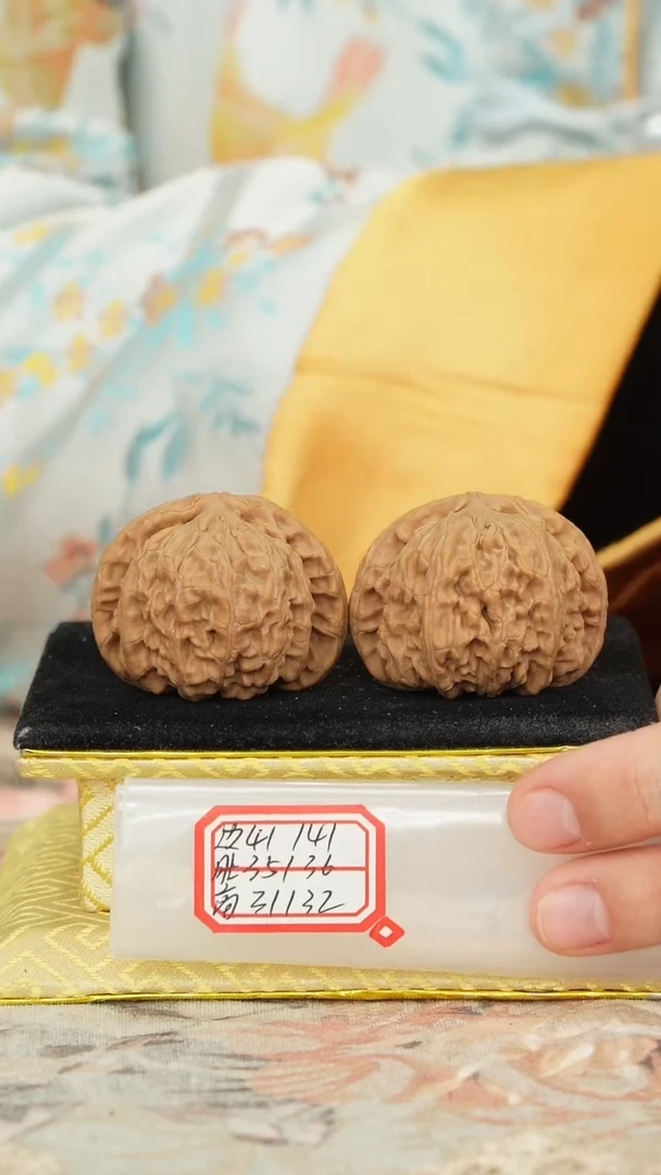 【闪购商品】文玩核桃把件白狮子