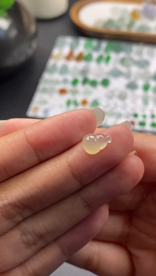 颈饰未镶嵌翡翠冰种葫芦