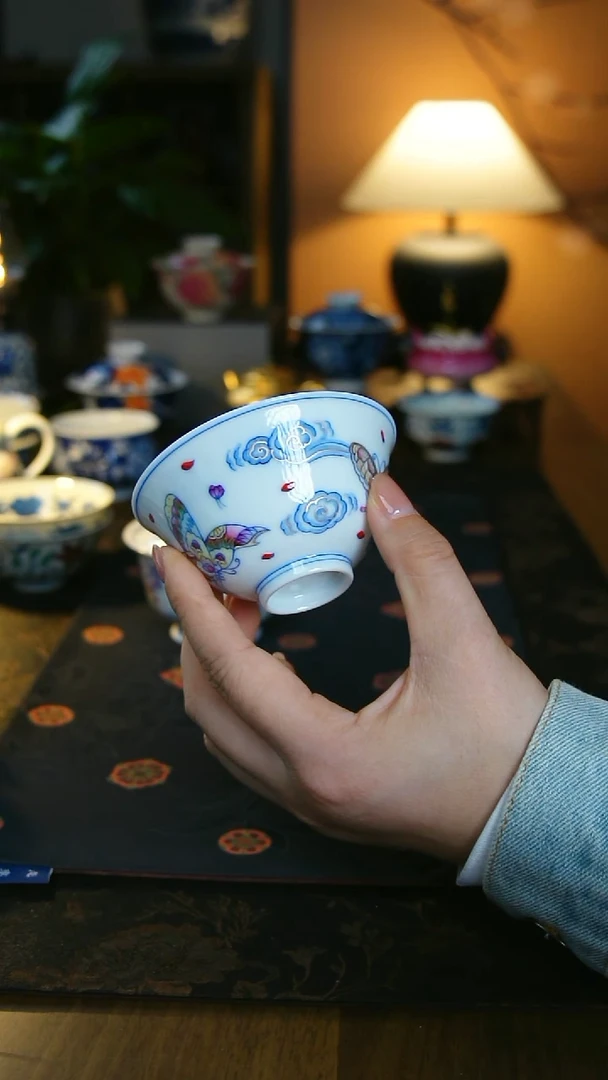斗彩金银措蝴蝶杯